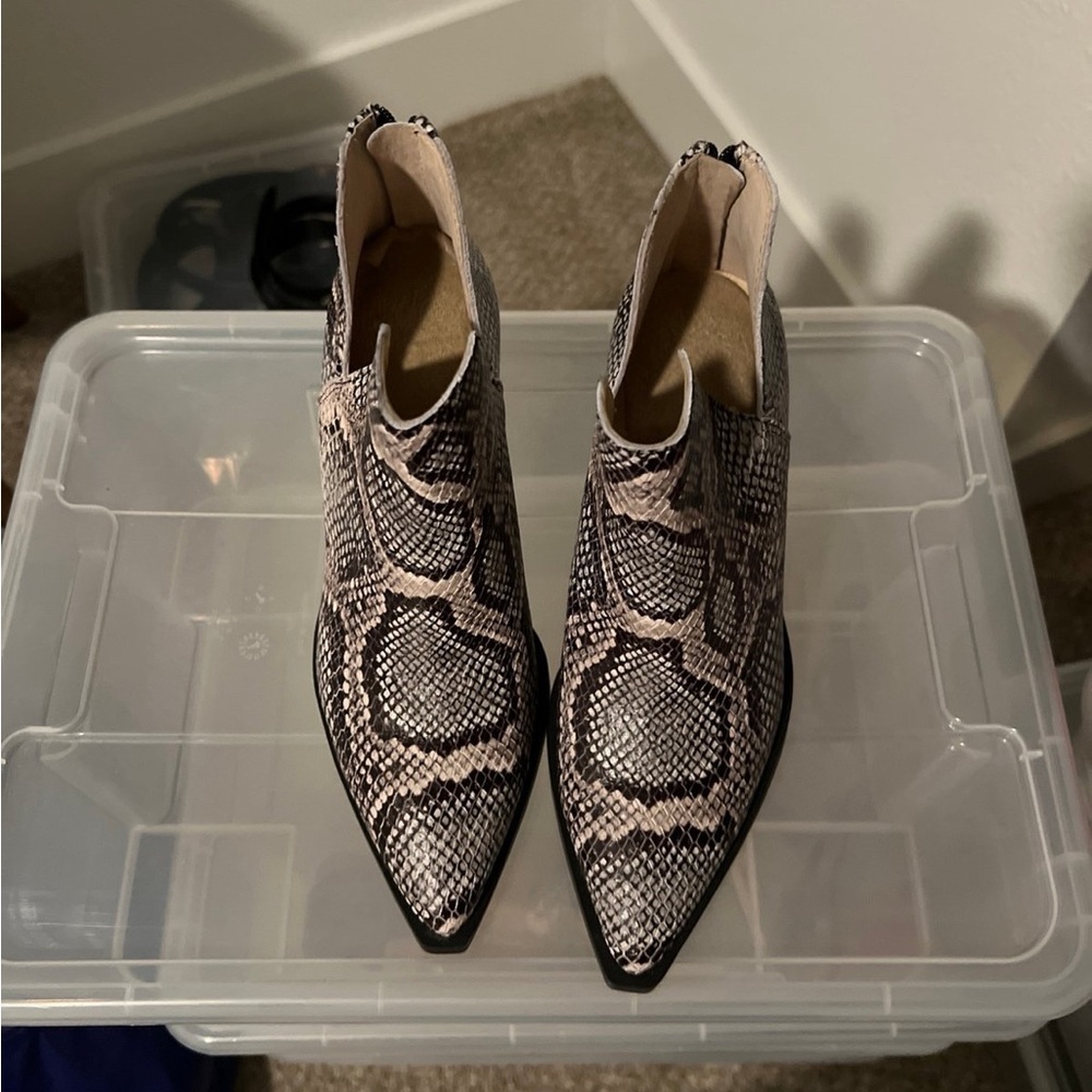 Vince camuto Booties